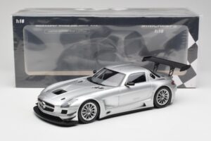 Mercedes SLS AMG GT3 C197 Street Srebrna Minichamps 1:18 151113100 Kovina – slika 6 od 6