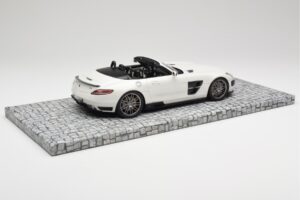 Mercedes Brabus SLS AMG 700 Biturbo Roadster Pearl Bel Minichamps 1:18 107032130 Kovina – slika 2 od 6
