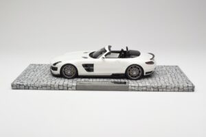 Mercedes Brabus SLS AMG 700 Biturbo Roadster Pearl Bel Minichamps 1:18 107032130 Kovina – slika 3 od 6