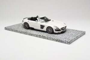 Mercedes Brabus SLS AMG 700 Biturbo Roadster Pearl Bel Minichamps 1:18 107032130 Kovina – slika 4 od 6