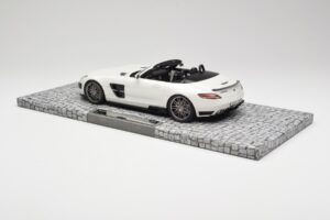 Mercedes Brabus SLS AMG 700 Biturbo Roadster Pearl Bel Minichamps 1:18 107032130 Kovina – slika 5 od 6