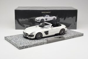 Mercedes Brabus SLS AMG 700 Biturbo Roadster Pearl Bel Minichamps 1:18 107032130 Kovina – slika 6 od 6