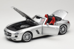 Mercedes SLS AMG Roadster Iridium Srebrna Minichamps 1:18 B66960078 Kovina – slika 2 od 8