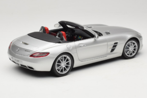 Mercedes SLS AMG Roadster Iridium Srebrna Minichamps 1:18 B66960078 Kovina – slika 3 od 8