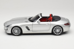 Mercedes SLS AMG Roadster Iridium Srebrna Minichamps 1:18 B66960078 Kovina – slika 4 od 8