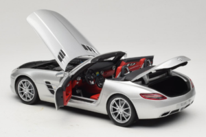 Mercedes SLS AMG Roadster Iridium Srebrna Minichamps 1:18 B66960078 Kovina – slika 5 od 8