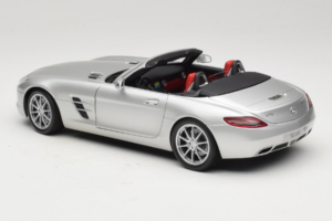 Mercedes SLS AMG Roadster Iridium Srebrna Minichamps 1:18 B66960078 Kovina – slika 7 od 8