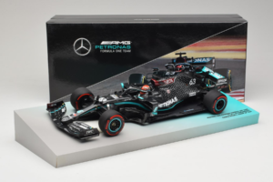 Mercedes W11 #63 G. Russell Mercedes AMG Petronas Sakhir Grand Prix 2020 Minichamps 1:18 113201663 Smola – slika 7 od 7
