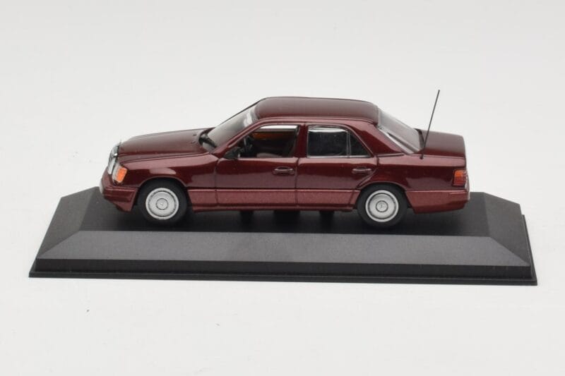 Mercedes W124 Dark Red Metallic Minichamps 1:43 MB002 Kovina