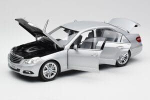 Mercedes E-razred W212 Avantgarde Iridium Srebrn Lak Izdaja 2 Minichamps 1:18 B66960212-D2 Kovina – slika 2 od 11