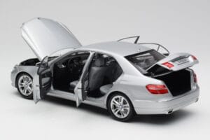 Mercedes E-razred W212 Avantgarde Iridium Srebrn Lak Izdaja 2 Minichamps 1:18 B66960212-D2 Kovina – slika 5 od 11