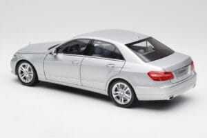 Mercedes E-razred W212 Avantgarde Iridium Srebrn Lak Izdaja 1 Minichamps 1:18 B66960212-D1 Kovina – slika 7 od 11