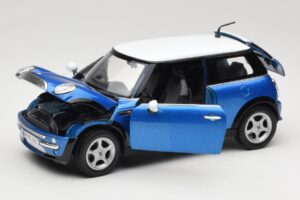 Mini Cooper R50 Moder z Belim Strešnim Pokrovom Mondo Motors 1:18 MINI004 Kovina – slika 2 od 8