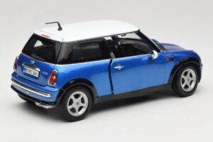 Mini Cooper R50 Moder z Belim Strešnim Pokrovom Mondo Motors 1:18 MINI004 Kovina – slika 3 od 8