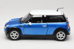 Mini Cooper R50 Moder z Belim Strešnim Pokrovom Mondo Motors 1:18 MINI004 Kovina – slika 4 od 8