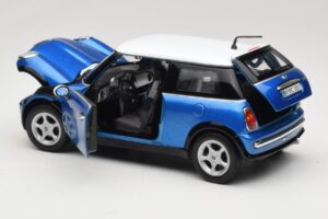 Mini Cooper R50 Moder z Belim Strešnim Pokrovom Mondo Motors 1:18 MINI004 Kovina – slika 5 od 8