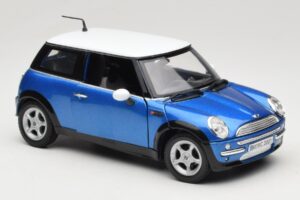 Mini Cooper R50 Moder z Belim Strešnim Pokrovom Mondo Motors 1:18 MINI004 Kovina – slika 6 od 8