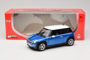Mini Cooper R50 Moder z Belim Strešnim Pokrovom Mondo Motors 1:18 MINI004 Kovina – slika 8 od 8