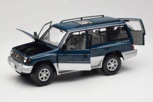 Mitsubishi Pajero V20 LWB Modra & Srebrna Sun Star 1:18 1212 Kovina – slika 2 od 8