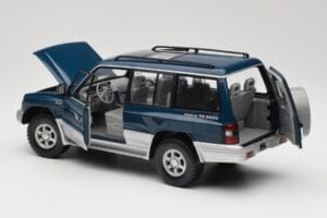 Mitsubishi Pajero V20 LWB Modra & Srebrna Sun Star 1:18 1212 Kovina – slika 5 od 8