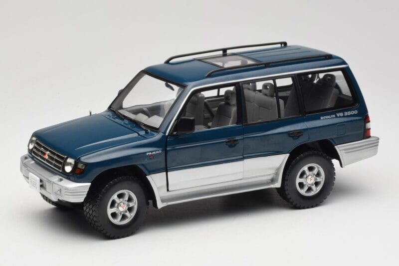 Mitsubishi Pajero V20 LWB Modra & Srebrna Sun Star 1:18 1212 Kovina