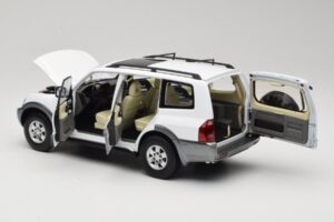 Mitsubishi Pajero V73 Bel YC Model 1:18 241218040103010206 Kovina – slika 5 od 8