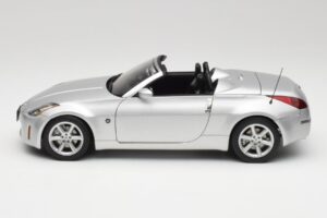 Nissan 350Z Z33 Roadster Diamond Srebrna AUTOart 1:18 77371 Kovina – slika 4 od 8