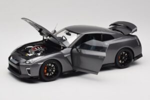 Nissan GT-R R35 Track Edition NISMO Gun Metallic MotorHelix 1:18 M83507 Kovina – slika 2 od 8