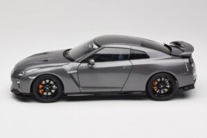 Nissan GT-R R35 Track Edition NISMO Gun Metallic MotorHelix 1:18 M83507 Kovina – slika 4 od 8