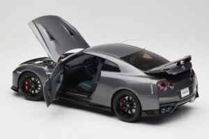 Nissan GT-R R35 Track Edition NISMO Gun Metallic MotorHelix 1:18 M83507 Kovina – slika 5 od 8