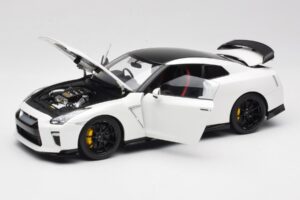 Nissan GT-R R35 Track Edition NISMO Pearl White MotorHelix 1:18 M83518 Kovina – slika 2 od 8