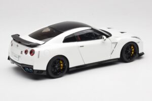 Nissan GT-R R35 Track Edition NISMO Pearl White MotorHelix 1:18 M83518 Kovina – slika 3 od 8