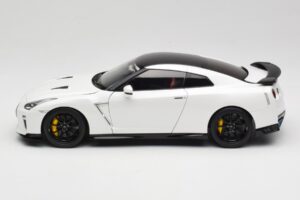 Nissan GT-R R35 Track Edition NISMO Pearl White MotorHelix 1:18 M83518 Kovina – slika 4 od 8
