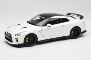Nissan GT-R R35 Track Edition NISMO Pearl White MotorHelix 1:18 M83518 Kovina
