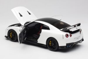 Nissan GT-R R35 Track Edition NISMO Pearl White MotorHelix 1:18 M83518 Kovina – slika 5 od 8