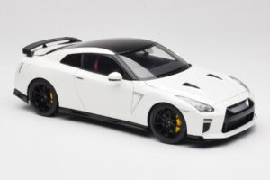 Nissan GT-R R35 Track Edition NISMO Pearl White MotorHelix 1:18 M83518 Kovina – slika 6 od 8