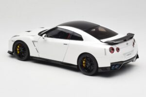 Nissan GT-R R35 Track Edition NISMO Pearl White MotorHelix 1:18 M83518 Kovina – slika 7 od 8