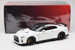 Nissan GT-R R35 Track Edition NISMO Pearl White MotorHelix 1:18 M83518 Kovina – slika 8 od 8