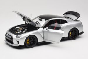 Nissan GT-R R35 Track Edition NISMO T-Spec Ultimate Metal Silver MotorHelix 1:18 M83517 Kovina – slika 2 od 8