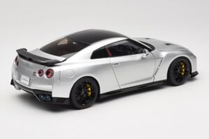 Nissan GT-R R35 Track Edition NISMO T-Spec Ultimate Metal Silver MotorHelix 1:18 M83517 Kovina – slika 3 od 8