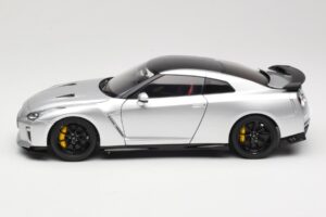 Nissan GT-R R35 Track Edition NISMO T-Spec Ultimate Metal Silver MotorHelix 1:18 M83517 Kovina – slika 4 od 8