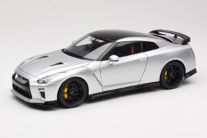 Nissan GT-R R35 Track Edition NISMO T-Spec Ultimate Metal Silver MotorHelix 1:18 M83517 Kovina