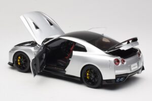 Nissan GT-R R35 Track Edition NISMO T-Spec Ultimate Metal Silver MotorHelix 1:18 M83517 Kovina – slika 5 od 8