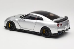 Nissan GT-R R35 Track Edition NISMO T-Spec Ultimate Metal Silver MotorHelix 1:18 M83517 Kovina – slika 7 od 8