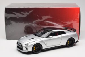 Nissan GT-R R35 Track Edition NISMO T-Spec Ultimate Metal Silver MotorHelix 1:18 M83517 Kovina – slika 8 od 8