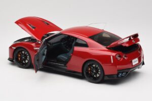 Nissan GT-R R35 Track Edition NISMO Vibrant Red MotorHelix 1:18 M83511 Kovina – slika 5 od 8