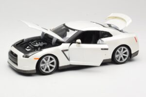 Nissan GT-R R35 Bel Bburago 1:18 18-12079 Kovina – slika 2 od 8