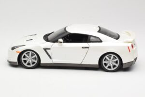 Nissan GT-R R35 Bel Bburago 1:18 18-12079 Kovina – slika 4 od 8