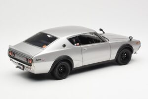 Nissan Skyline 2000 GT-R KPGC110 Srebrna Kyosho 1:18 08255S Kovina – slika 3 od 8