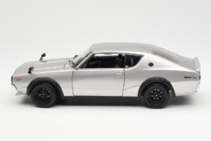 Nissan Skyline 2000 GT-R KPGC110 Srebrna Kyosho 1:18 08255S Kovina – slika 4 od 8